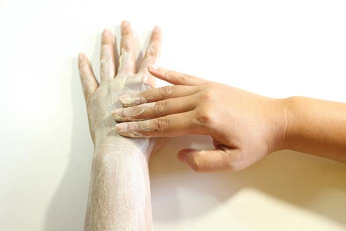 Peeling ciała - dlaczego warto go wykonywać regularnie?