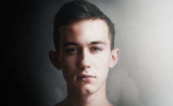 Wieczny prawiczek – kim są mężczyźni, którzy zwlekają z pierwszym razem?