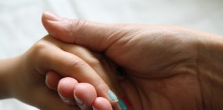 Zabieg parafinowy na dłonie - jak wykonać w domu