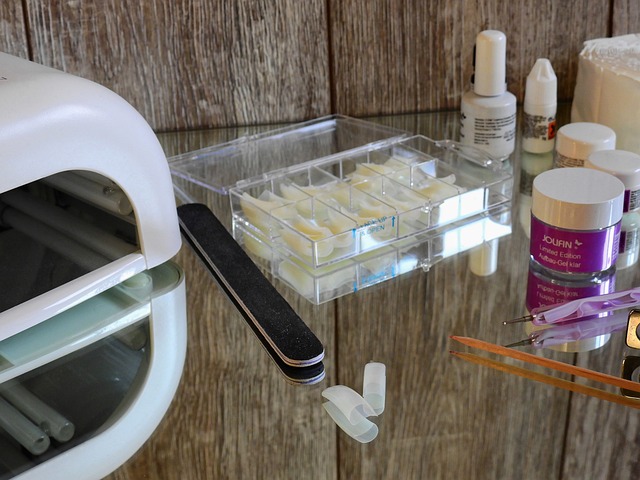 Jak założyć tipsy na klej? Jak założyć tipsy na klej?