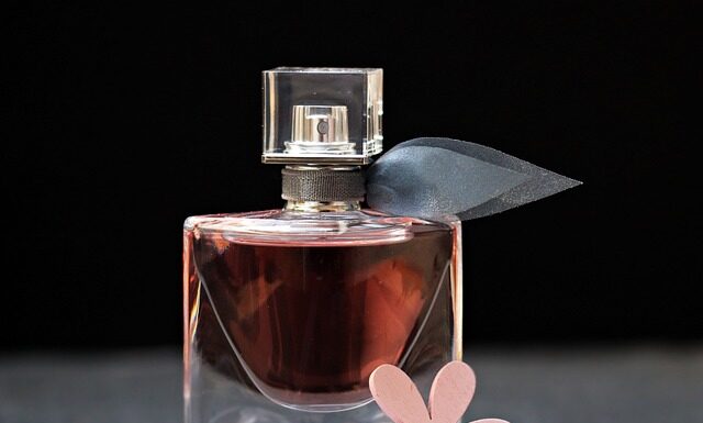 Jak używać perfum bez atomizera? Jak używać perfum bez atomizera?