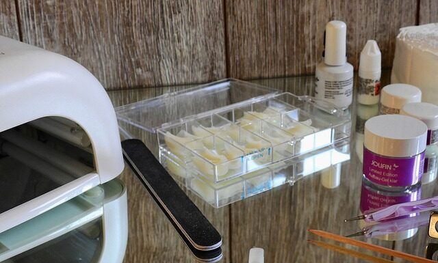 Czy można przyklejać tipsy na kropelkę?