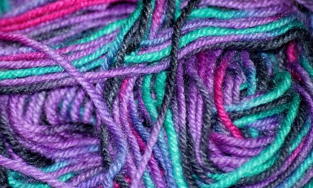 Z jakiej włóczki zrobić pelerynkę do komunii?