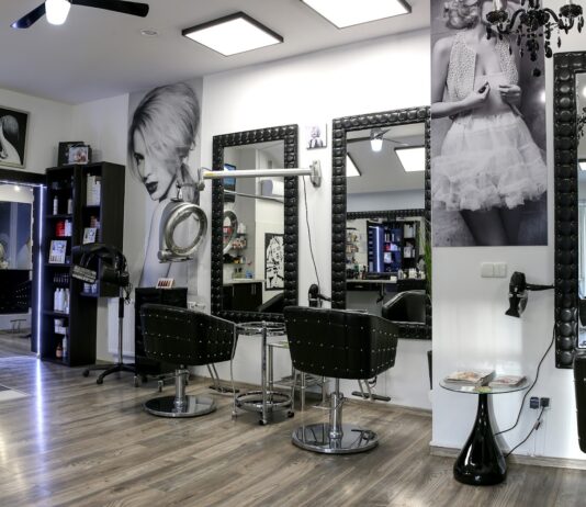 Metamorfoza włosów bez przypadkowych decyzji – jak pomaga dobry salon fryzjerski? Metamorfoza włosów bez przypadkowych decyzji – jak pomaga dobry salon fryzjerski